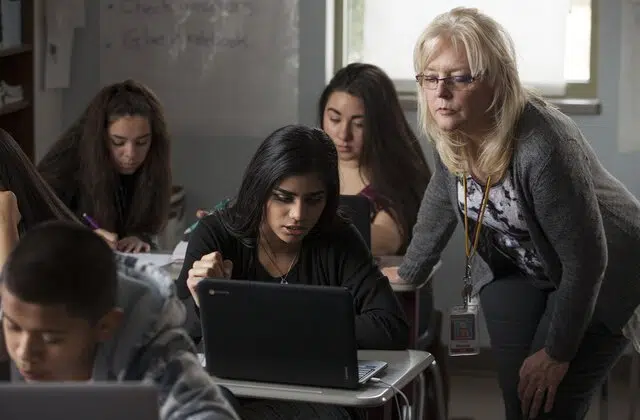 Yılın En İyi Belgesel Filmleri: 2025’te İzlemeniz Gereken 10 Belgesel 9 The Digital Divide