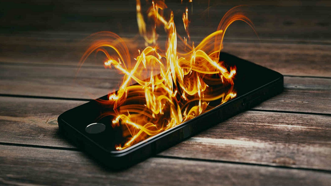 Akıllı Telefon Şarjı Neden Hızlı Bitiyor? 10 Neden ve Çözüm 9 Telefon Aşırı Isı
