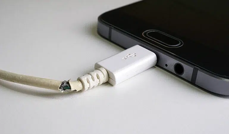 Akıllı Telefon Şarjı Neden Hızlı Bitiyor? 10 Neden ve Çözüm 6 Kalitesiz Şarj Cihazları